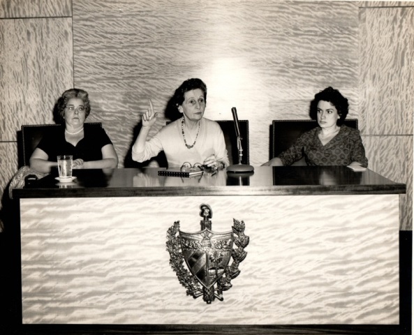 María Teresa Freyre de Andrade (centro) en una actividad pública.